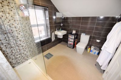 1 bedroom Flat in Otley Road, Leeds - Photo 3