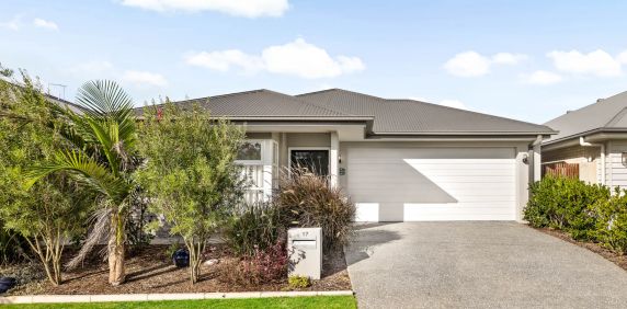 Stylish Family Home with Ducted Air Conditioning - Photo 2