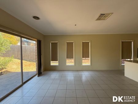 Spacious 4 Bedroom House in Tarneit - Photo 2