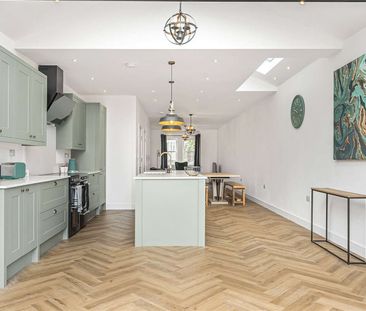 Recently built four bedroom family house in a great location. - Photo 5