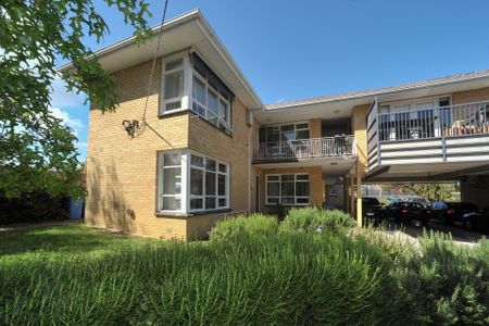 Beautiful Two bedroom Apartment! - Photo 2