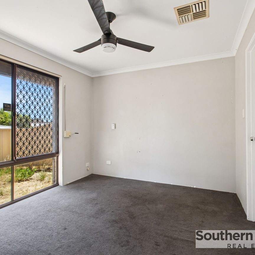 COSY FAMILY HOME IN CONVENIENT LOCATION - Photo 1