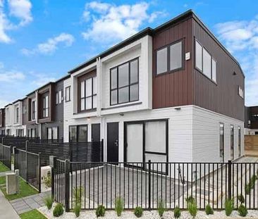 Stunning Three Bedroom Townhouse - Photo 2