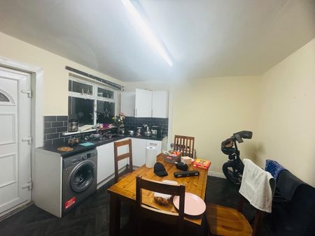 2 Bed Terraced House, Park View Grove, LS4 - Photo 5