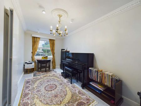 Beautifully presented four bedroom townhouse in prime Wimbledon location. - Photo 3