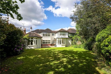 An exceptional detached six bedroom house recently remodelled and refurbished to create a superb family home. - Photo 5