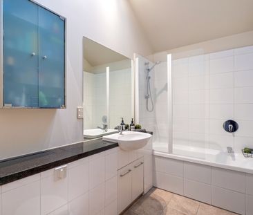 Steps to Ponsonby Road - Highly Spacious Townhouse with Garage + Ex... - Photo 1