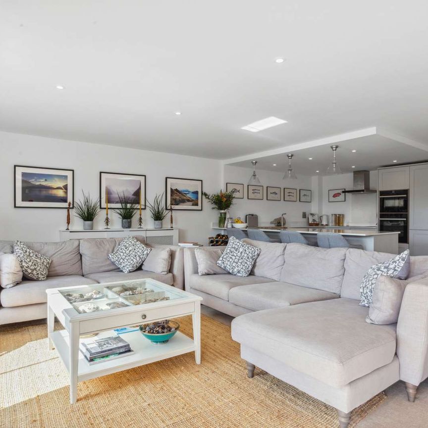 A beautifully presented first floor apartment, with glorious long views over the Itchen valley and South Downs National Park. - Photo 1