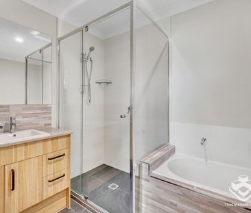 FOUR BEDROOM 2 BATHROOM TOWNHOUSE WITH SINGLE LOCK UP GARAGE & COVE... - Photo 2