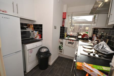 3 bed Flat for Rent - Photo 3