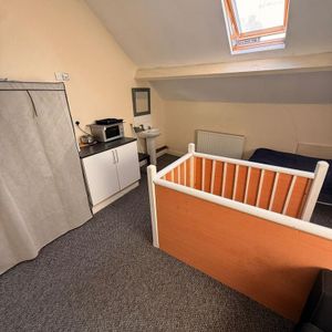 1 bedroom in a house share to rent - Photo 2