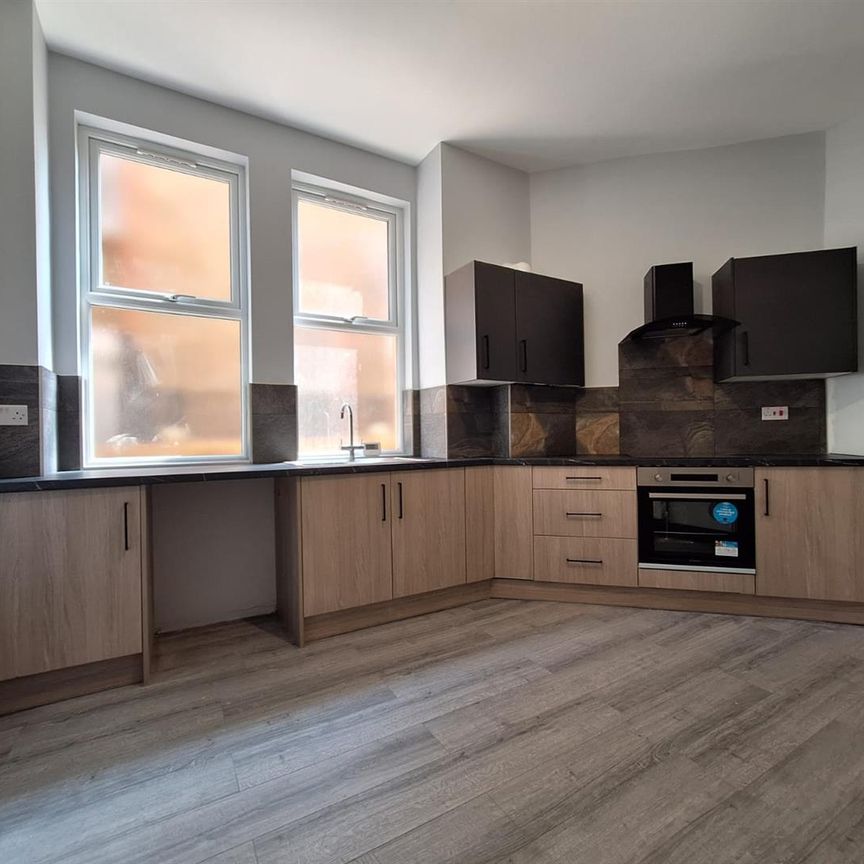Queen Anne Avenue, Bromley BR2, London - Photo 1