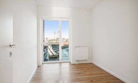 Stor 4-værelses lejlighed med flot udsigt over byen. Lækre trægulve. Depotrum i kælderen. Alt i hårde hvidevarer - Photo 4