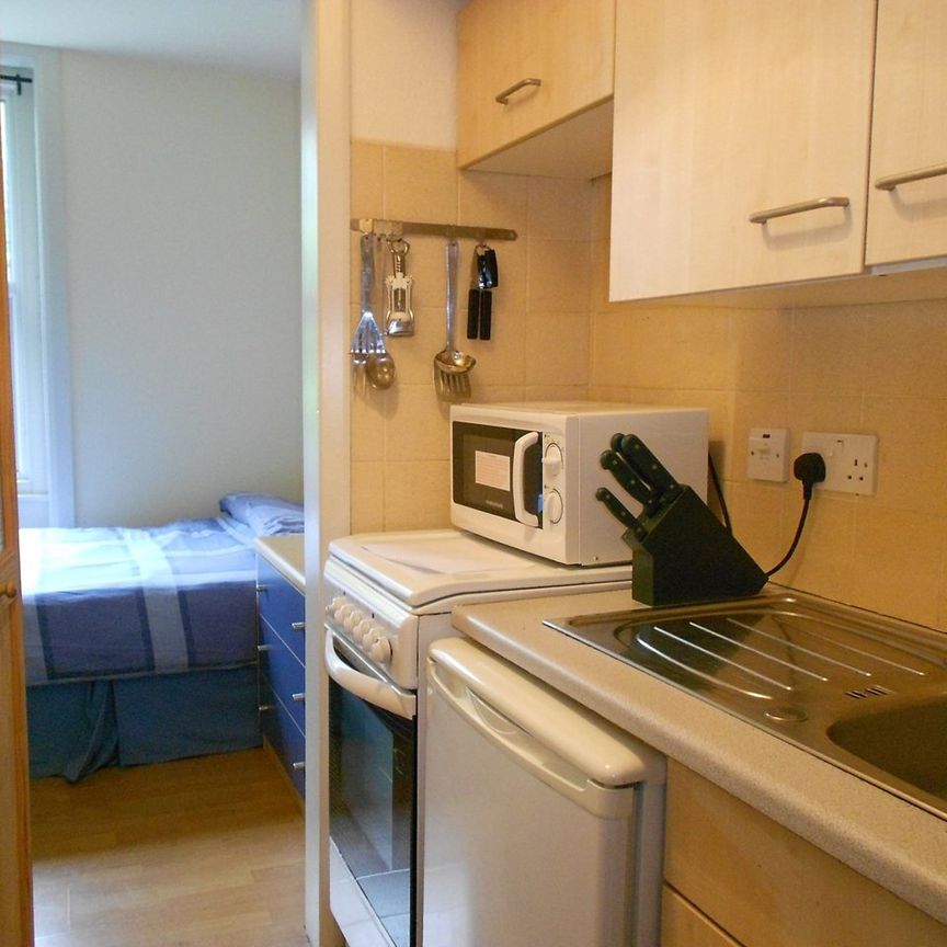 Studio Flat, Park Avenue Road, NW2 - Photo 1