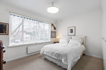 Superbly Spacious, Light Filled Modern Apartment - Photo 2