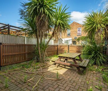 4 bedroom terraced house to rent - Photo 1