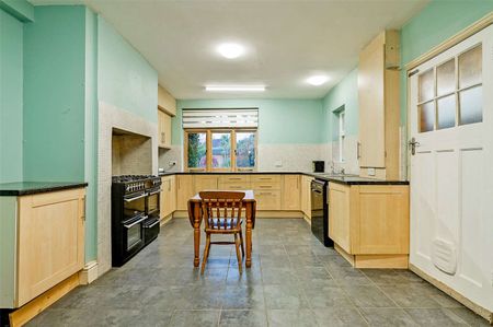 A substantial four bedroom family home centrally located in Maidenhead with off street parking for several cars - Photo 5