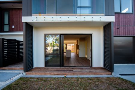 Near New Luxurious 3-Bedroom Home - Photo 4