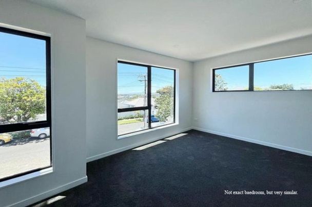 Near new modern 2-Bedroom Townhouse - Prime Location! - Photo 1