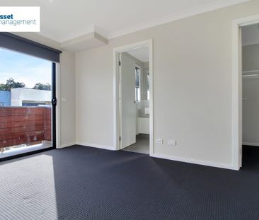 Modern 3 Bedroom Townhouse in a Great Location! - Photo 2