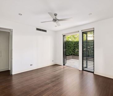 Large, renovated & immaculate dual-level residence - Photo 6