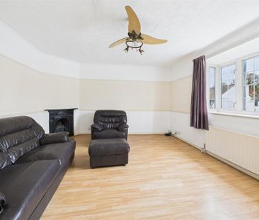 3 bedroom flat to rent - Photo 2