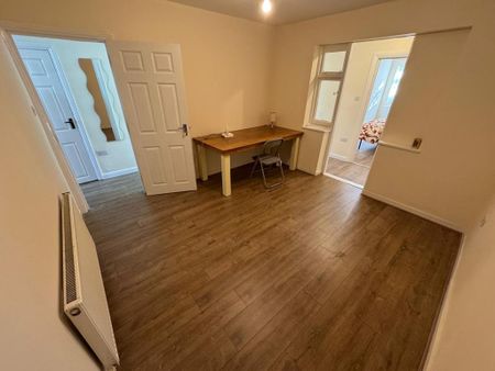 4 bedroom semi-detached house to rent - Photo 5
