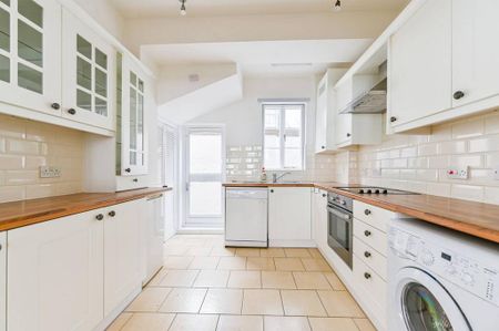 3 bedroom flat to rent - Photo 5