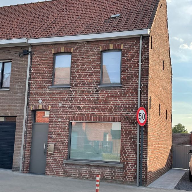 Twee slaapkamer gezinswoning (type halfopen) met ruim terras - Foto 1