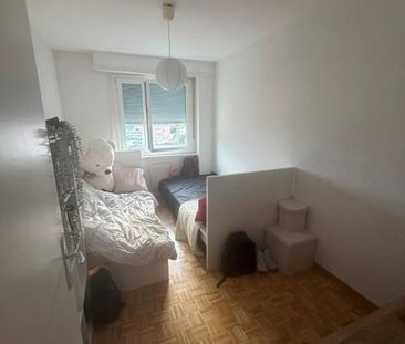 Logement de 3 pièces offrant confort et praticité au quotidien. - Photo 4