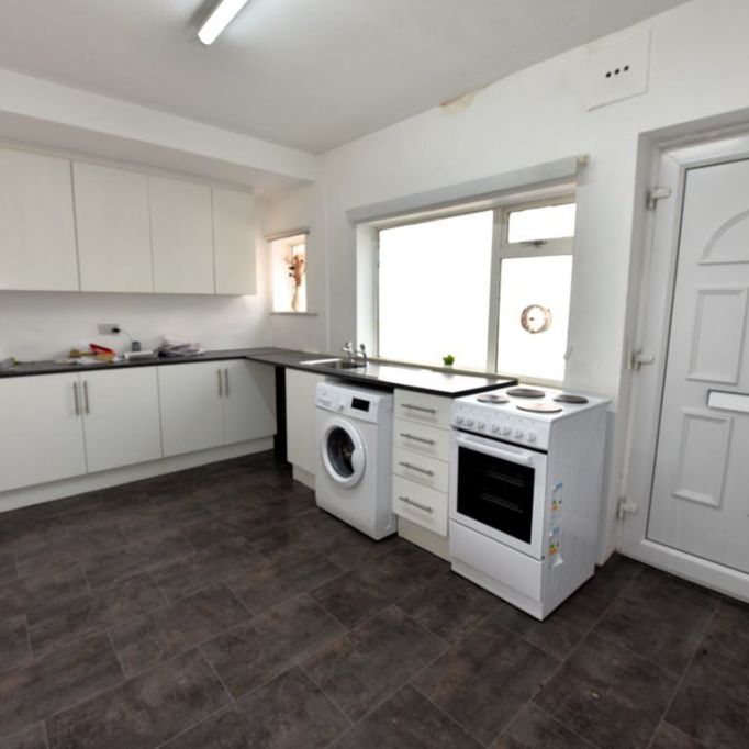 2 bedroom Flat in Otley Road, Leeds - Photo 1