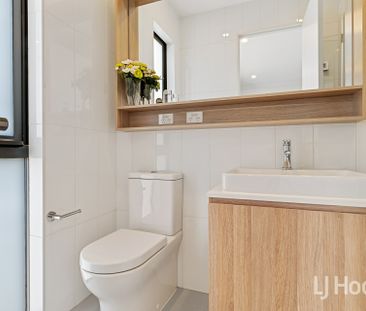 Stunning Tri-Level Townhouse with Breathtaking Urban Vistas for lease! - Photo 6