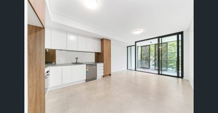 Spacious, Light & Bright Apartment In Top Location - Photo 3