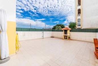 APARTAMENTO T2 NO ARNEIRO - CARCAVELOS