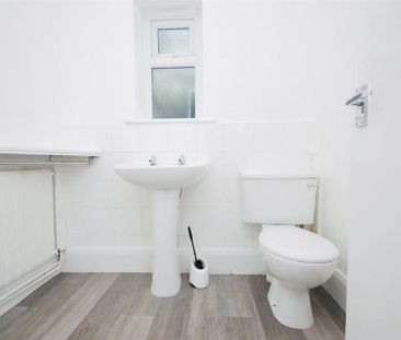 4 bedroom detached house to rent - Photo 4