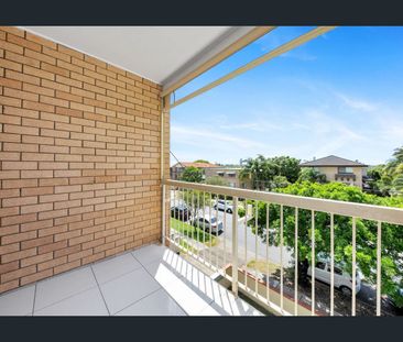 Top-Floor Apartment in the Heart of Coorparoo! - Photo 6