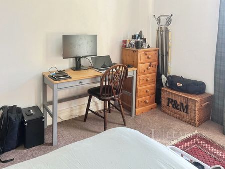 2 bedroom mid-terrace to rent Old Oak Street, Manchester, M20 - Photo 2