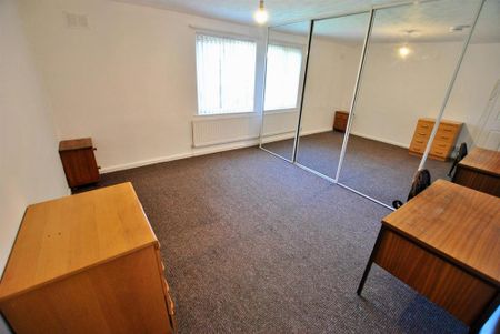 4 bedroom semi-detached house to rent - Photo 2