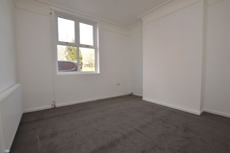 3 Bedroom Terraced House - Photo 2