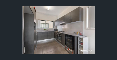 MULTI-LEVEL TOWNHOUSE! - Photo 2