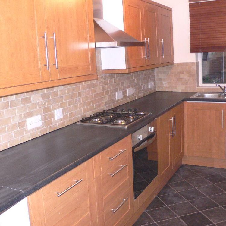 2 bedroom end of terrace house to rent - Photo 1