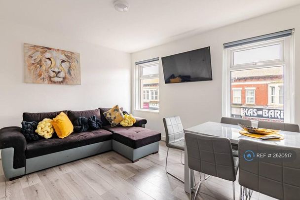 4 bedroom flat to rent - Photo 1