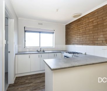 2/6 Mijuda Court Kennington VIC - Photo 2