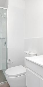 Stylish and bright unit close to the shopping heart - Photo 4