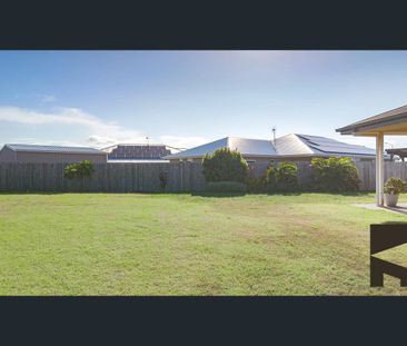 ENJOY WALKING DISTANCE TO KELLYS BEACH AND BUNDABERG CBD IS JUST 10... - Photo 4