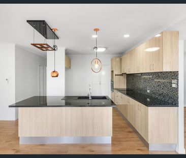 Spacious Family Home in Kanimbla Heights - Photo 5