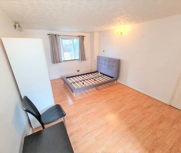 1 Bed Flat, Royston Gardens, IG1 - Photo 1