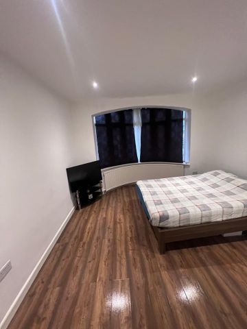 Studio Flat, Ground Floor Front, N12 - Photo 5