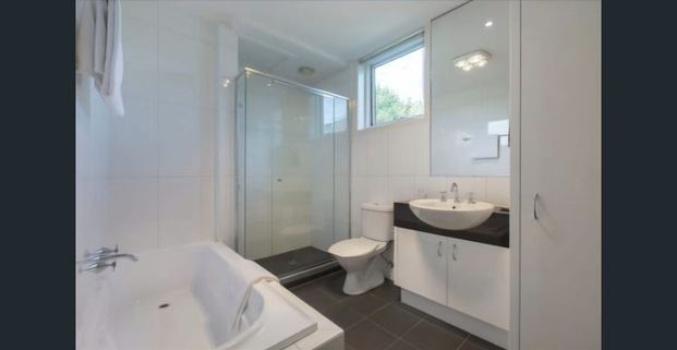 Stylish Apartment Rare Double Secure Parking Sunset Views Short Term Monthly Rental - Photo 1
