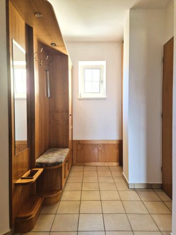 Wohnen wie im Schloss! Großzügige, stilvolle 2-Zimmer-Wohnung mit Balkon in Toplage, teilmöbliert, Tiefgarage und Freiparkplatz! - Photo 2